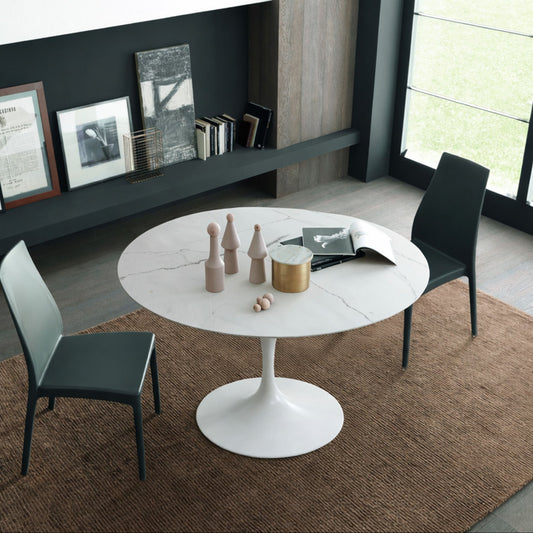 Round tulip table Saarinen style with white marble top in minimal modern dining room