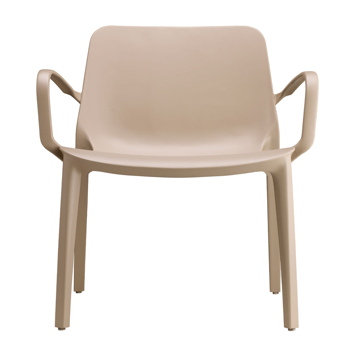 SCAB Hug armchair in dove grey with integrated armrests and a contemporary recycled technopolymer shell, designed for stackable indoor and outdoor dining spaces, Made in Italy