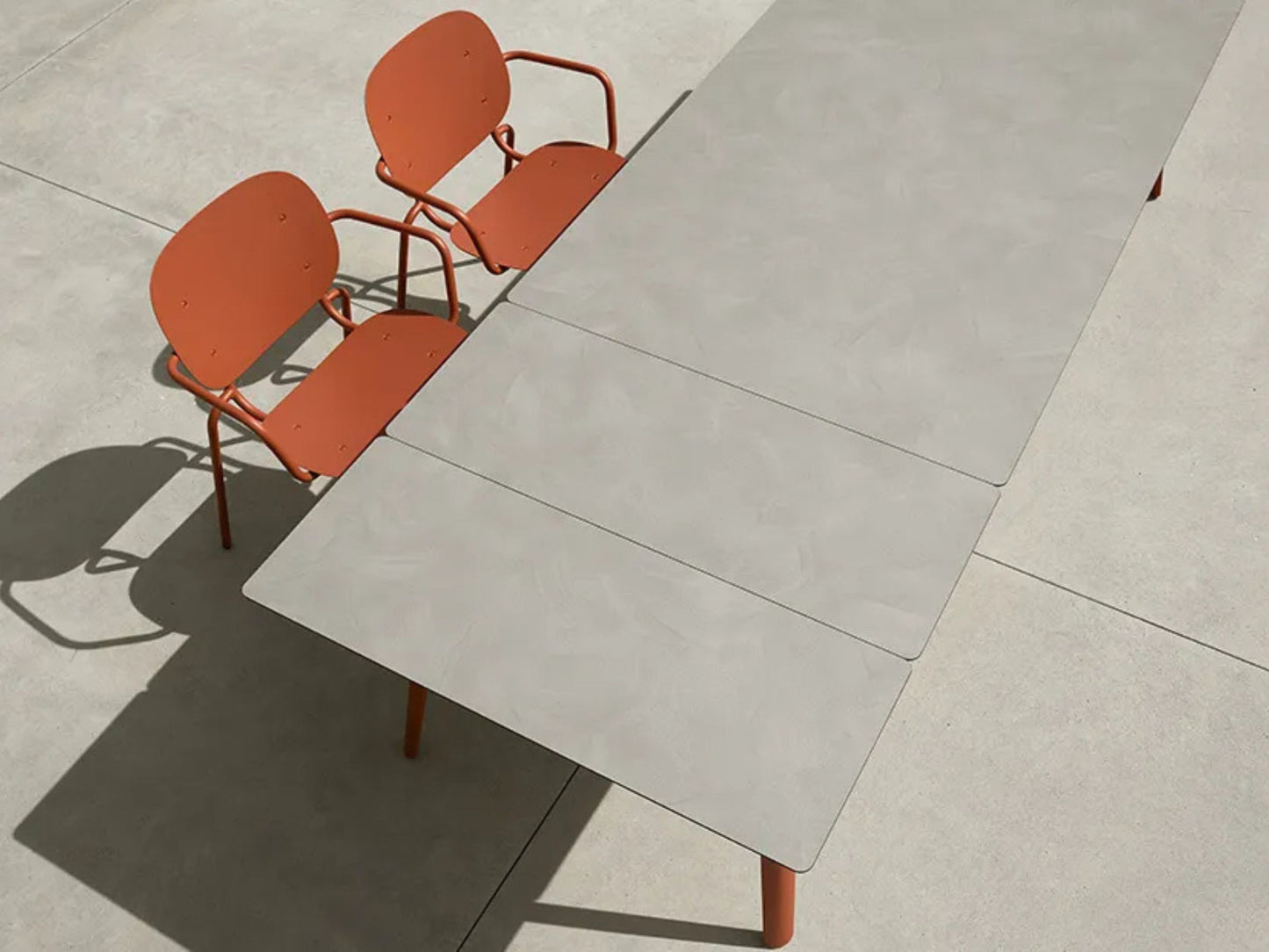 Close-up overhead view of the SCAB Squid extendable HPL tabletop showing the integrated extension mechanism and contemporary die-cast aluminium frame for indoor and outdoor dining.