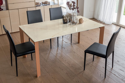 Close-up of Altacom ceramic extendable table with beige marble effect surface