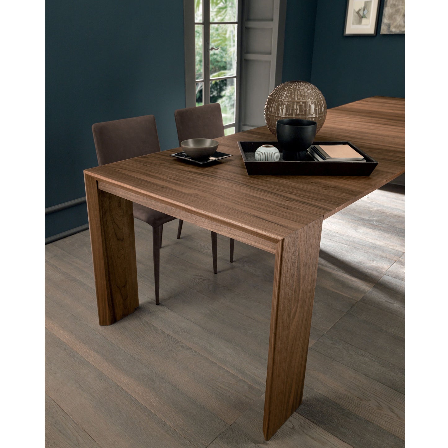 Altacom David extendable table corner detail with thick wooden structure