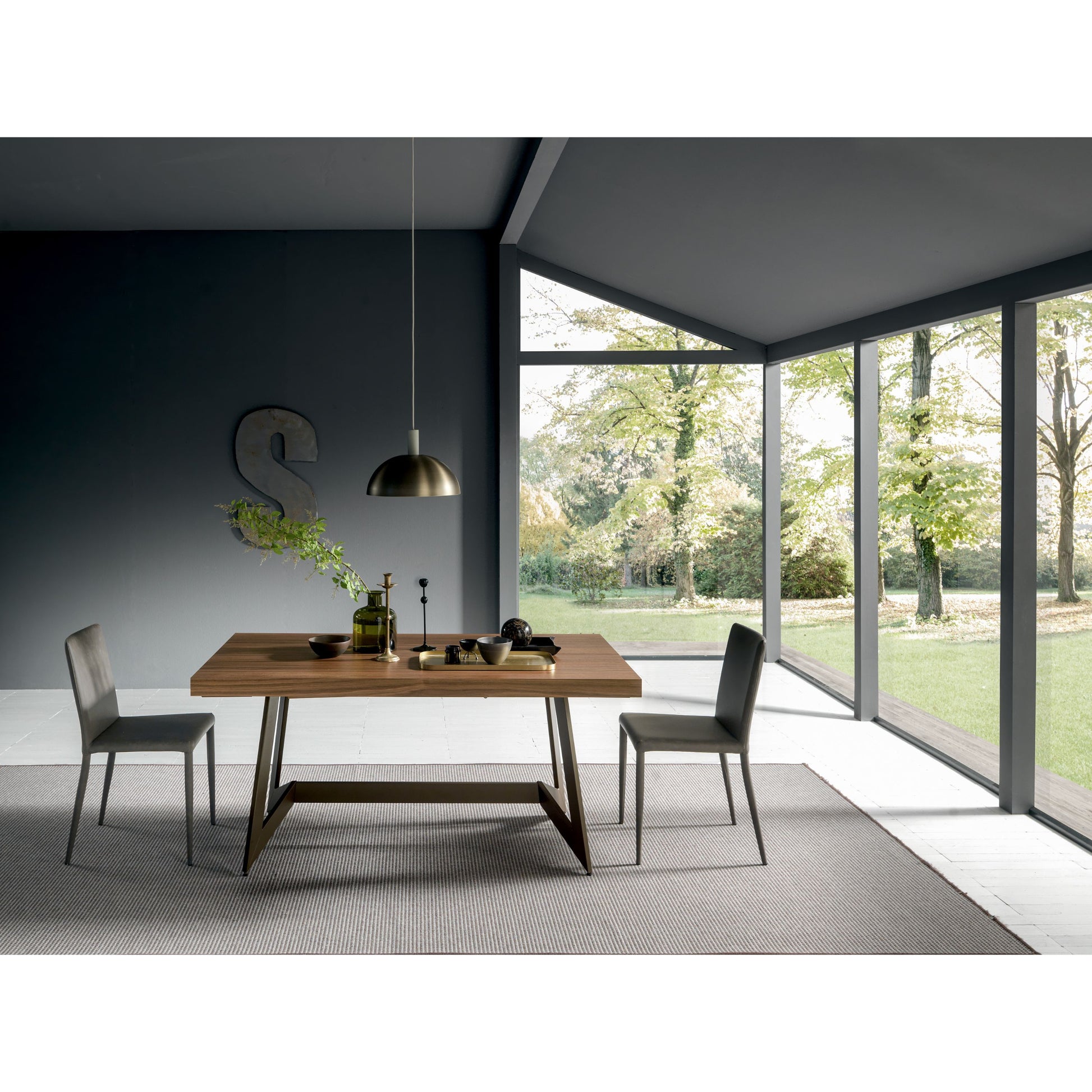 Altacom compact extendable dining table in closed configuration for small spaces