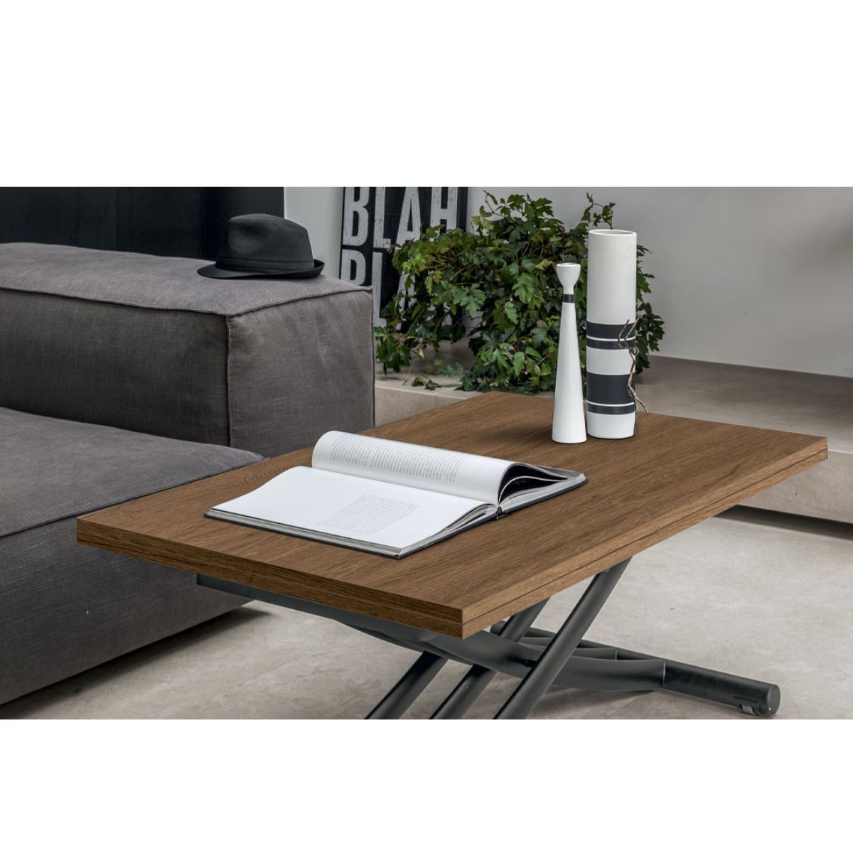 Altacom Fenice convertible coffee table in low position used as a living room coffee table