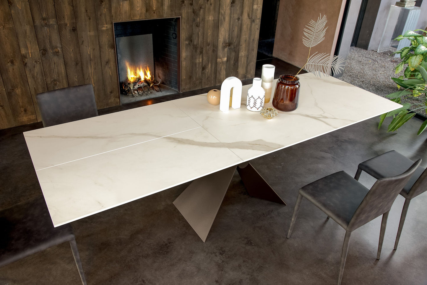 Altacom Sintesi extendable dining table with light ceramic top fully extended in modern interior