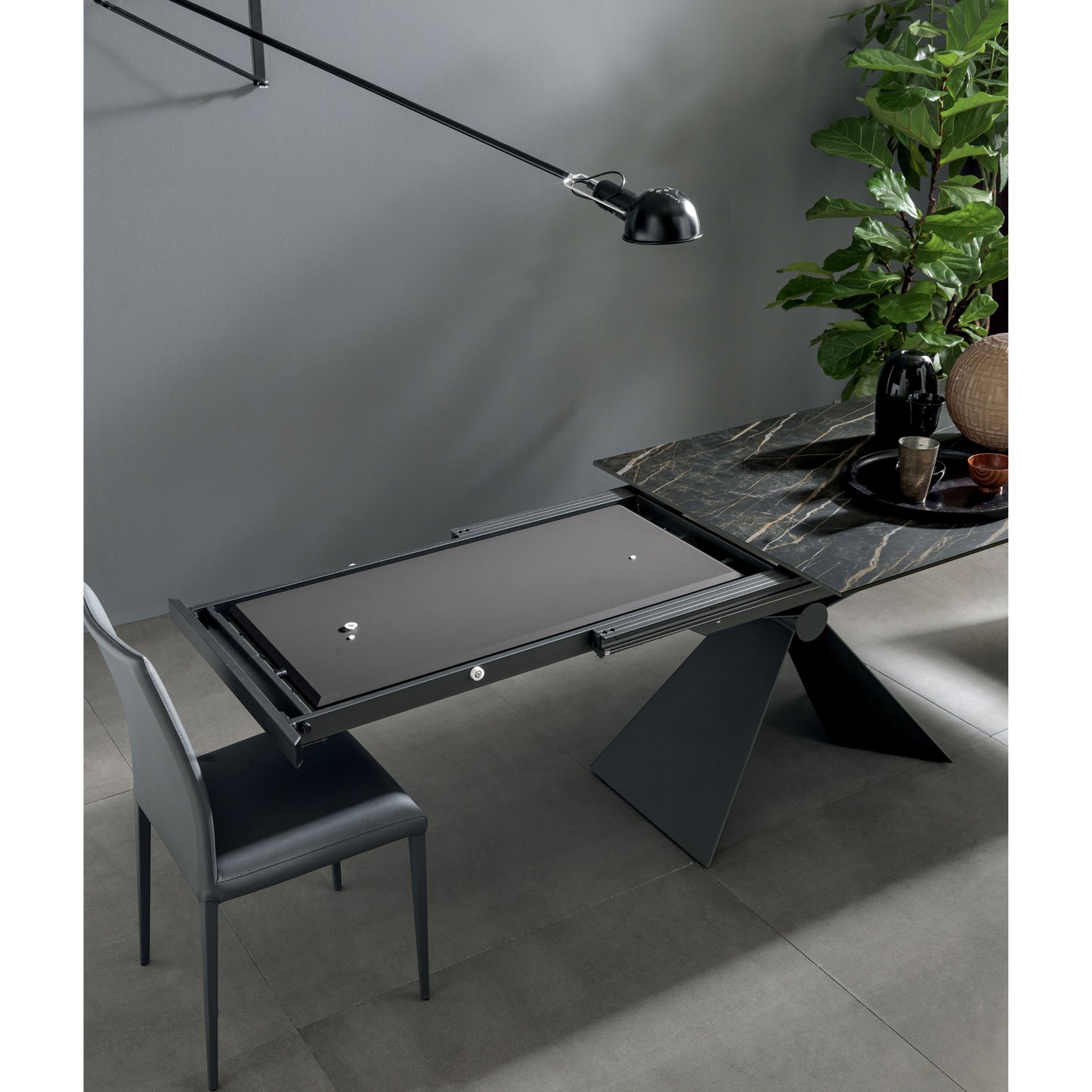 Altacom Sintesi extendable dining table close up of extension mechanism and frame structure