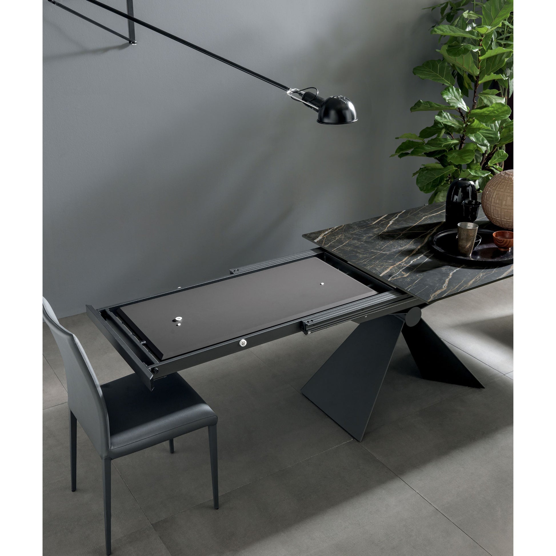 Altacom Sintesi extendable dining table close up of extension mechanism and frame structure