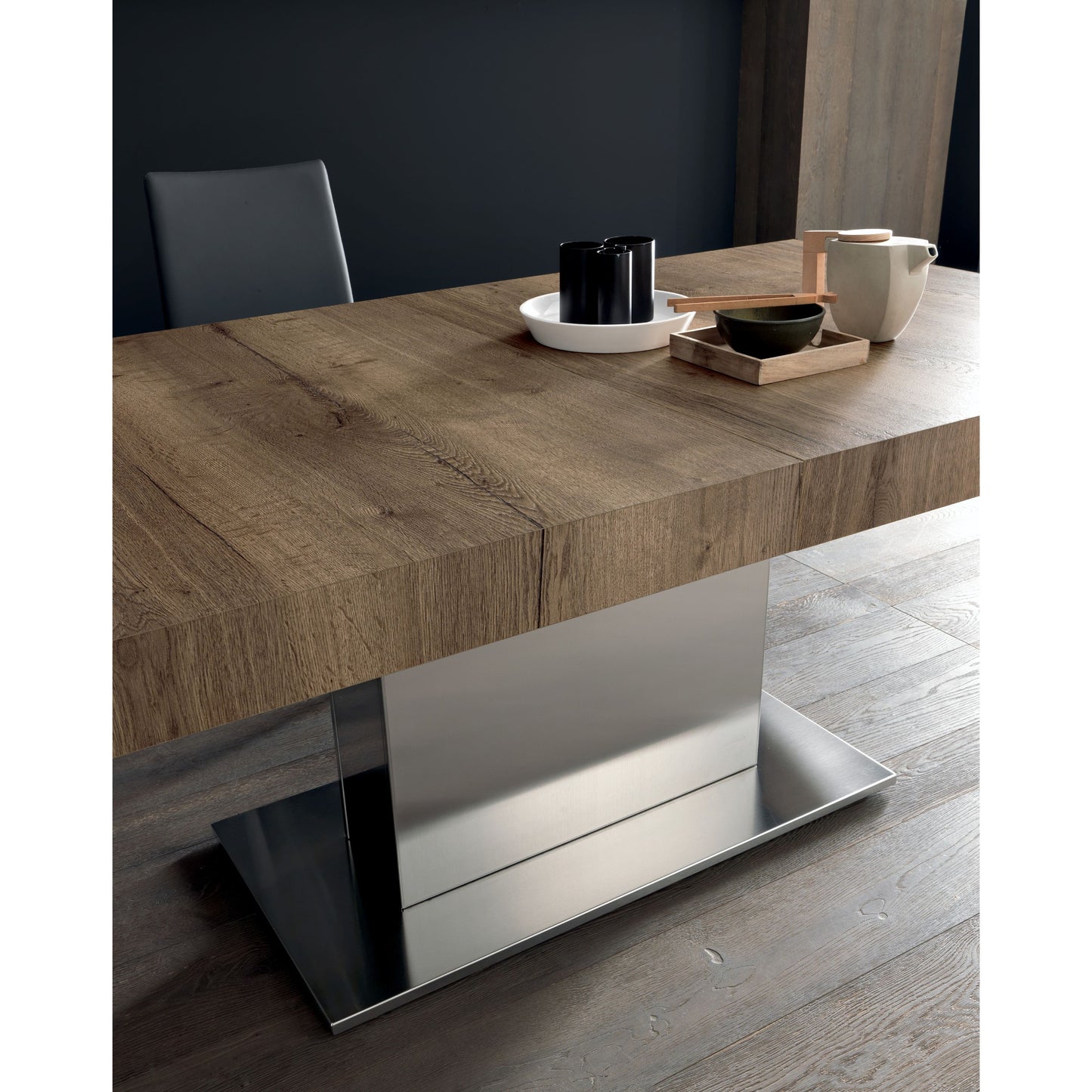 Altacom Tower Maxi extendable table detail of metal pedestal base and thick wooden top
