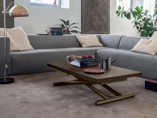 Altacom Universe coffee table in low position with wood top placed in contemporary living room