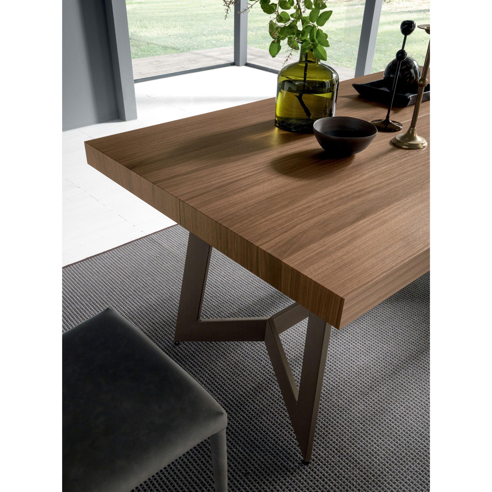Altacom dining table wood top detail showing premium finish and thickness