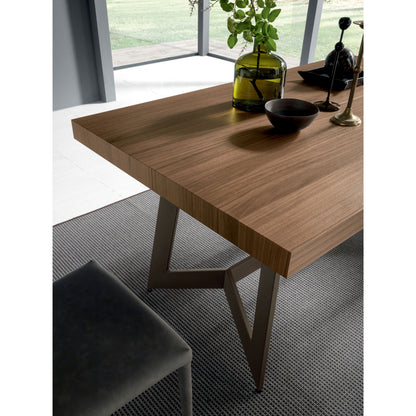 Altacom dining table wood top detail showing premium finish and thickness