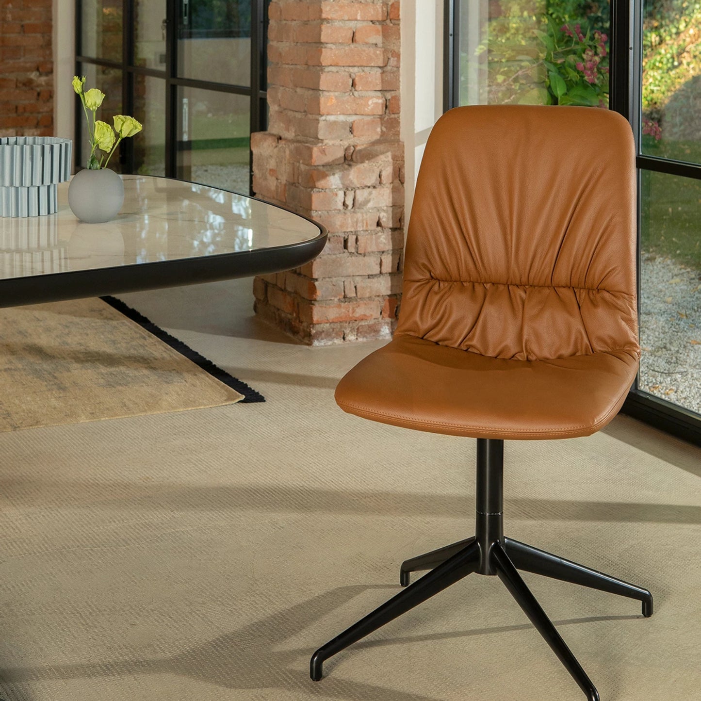 Dafne Swivel Elegant Comfort Chair