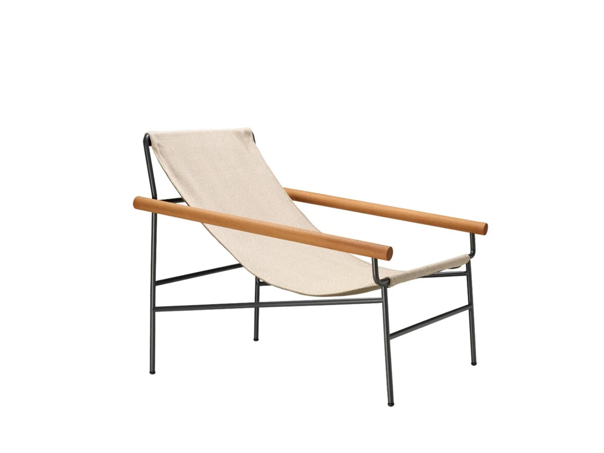 Dress Code Glam 2582 lounge chair with a cream sling fabric seat, wooden armrests, and a slim black metal frame.
