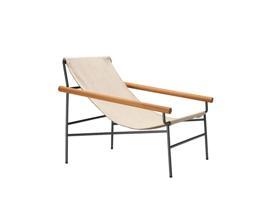 Dress Code Glam 2582 lounge chair with a cream sling fabric seat, wooden armrests, and a slim black metal frame.
