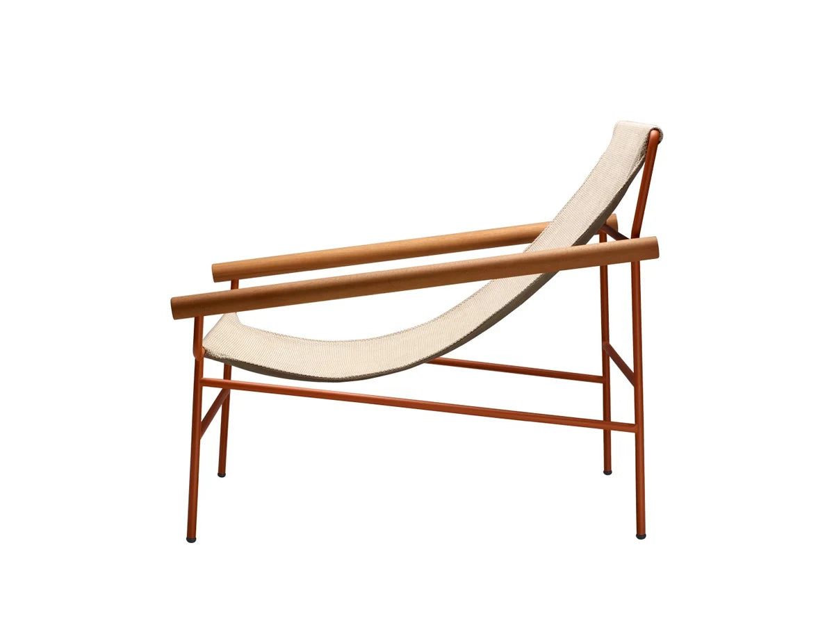 Dress Code Glam 2582 lounge chair with a cream fabric sling seat, warm wood armrests, and a slim terracotta metal frame.
