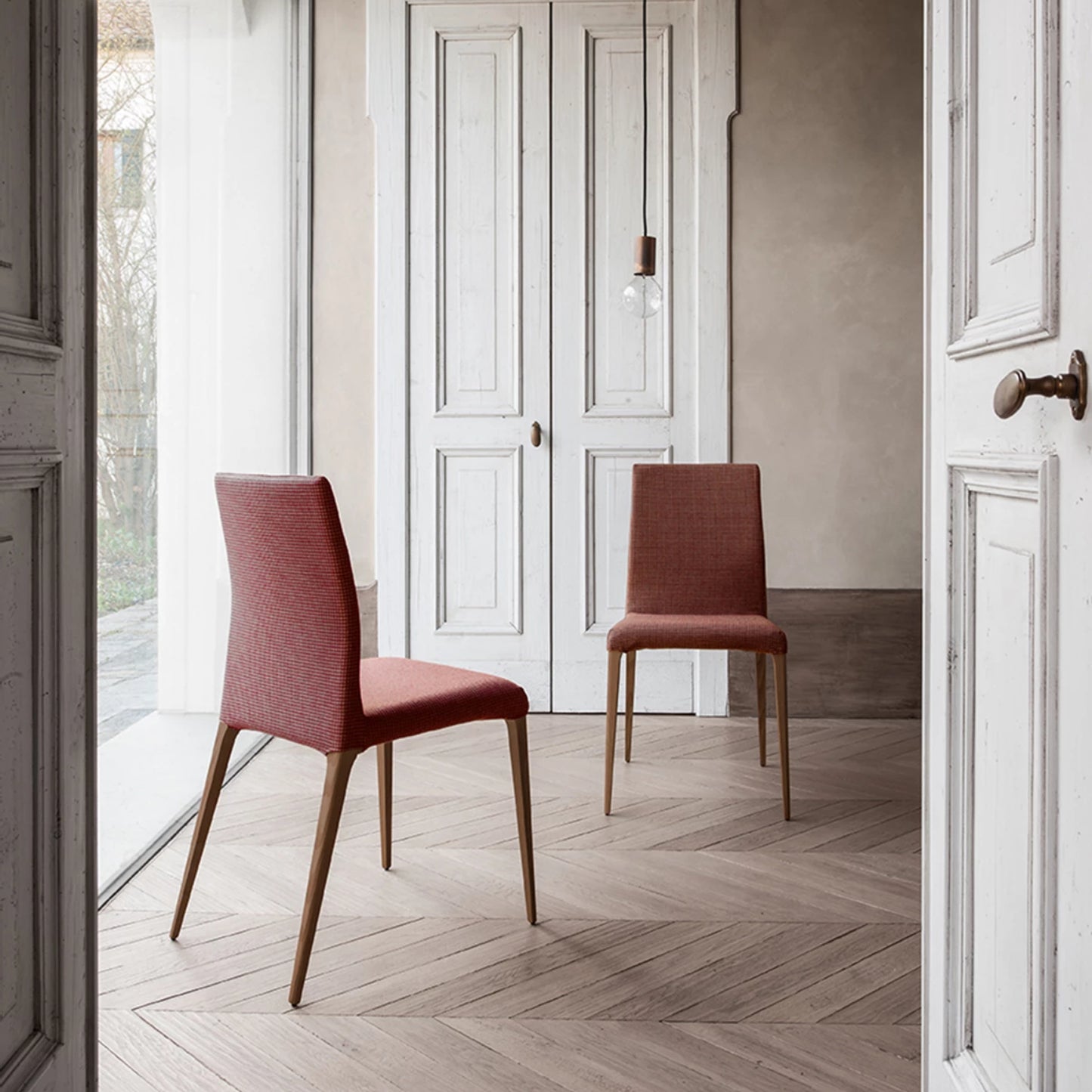 Elegant Aragona Timeless Style and Comfort Chair