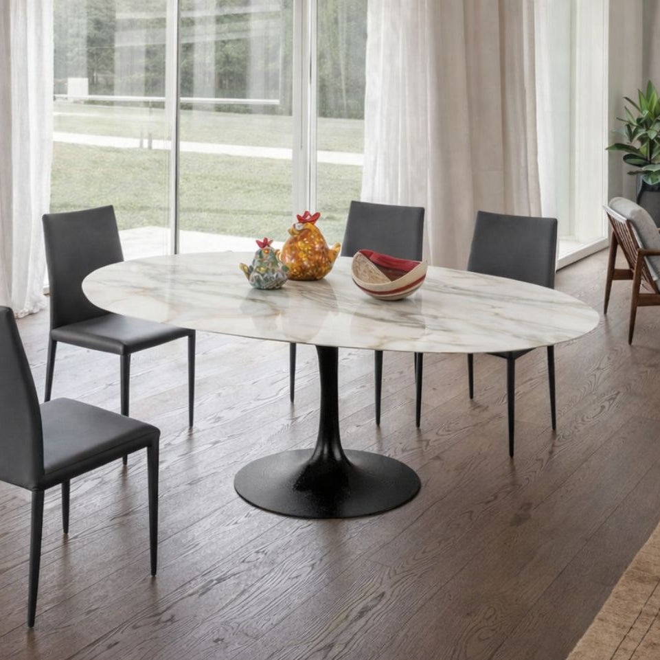 Oval tulip table Saarinen style with Arabescato Vagli marble top and black pedestal base in modern dining room