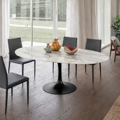 Oval tulip table Saarinen style with Arabescato Vagli marble top and black pedestal base in modern dining room