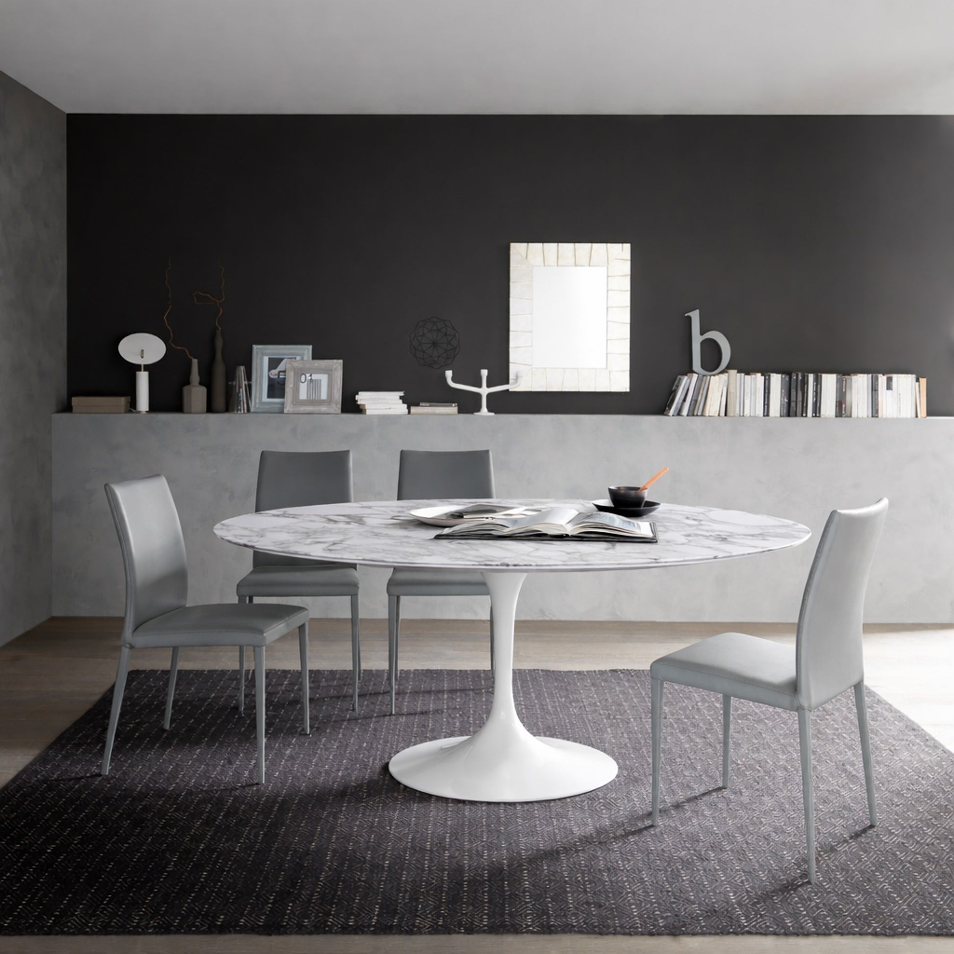Round tulip table Saarinen style with white marble top in modern dining room
