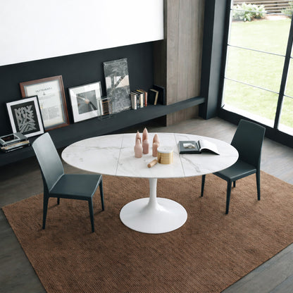 Round extendible tulip table Saarinen style with white marble top in modern dining room