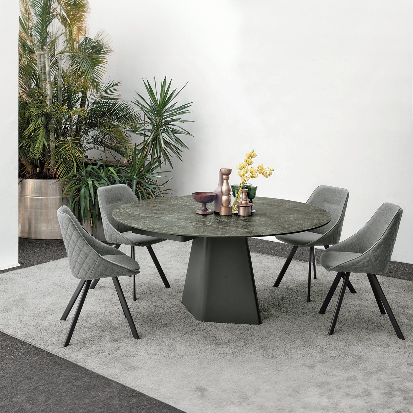 Tay 135 Extendable Round Dining Table