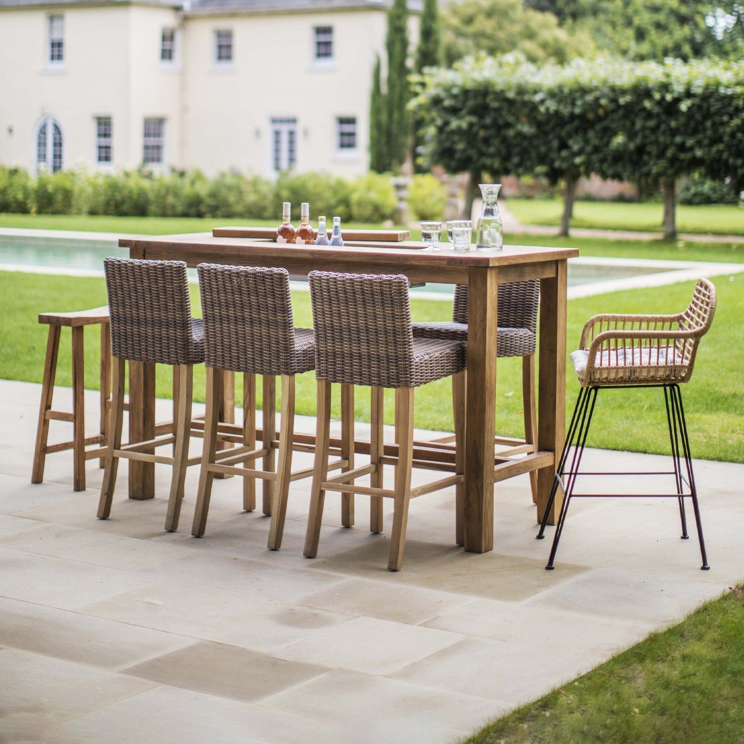 Outdoor cocktail table and shop chairs