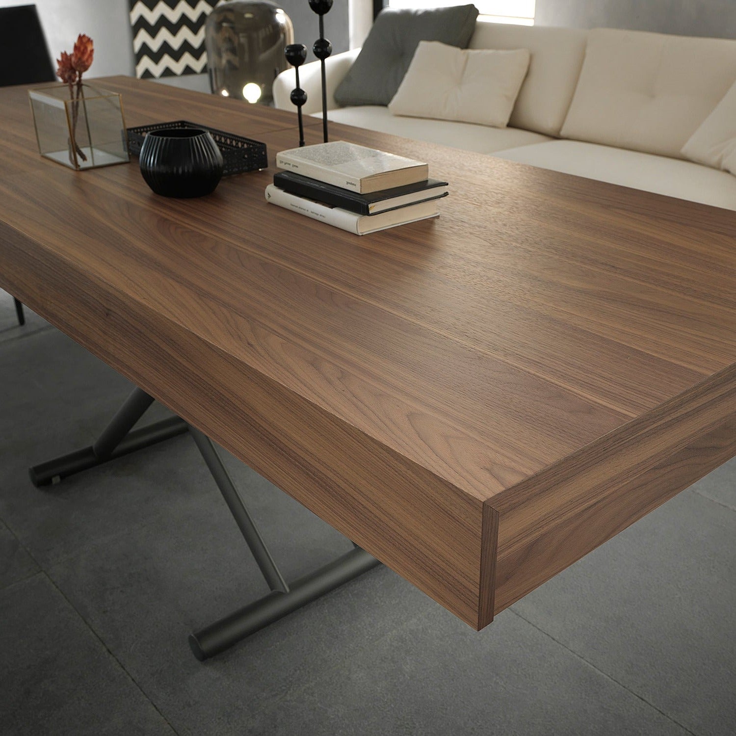 Febo convertible table by Altacom close up of wood finish top showing texture and edge detail