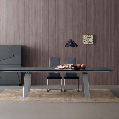 Frau Elegant Italian extending dining table by Compar
