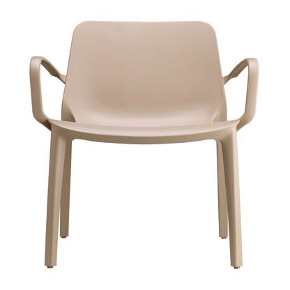 SCAB Hug armchair in dove grey with integrated armrests and a contemporary recycled technopolymer shell, designed for stackable indoor and outdoor dining spaces, Made in Italy